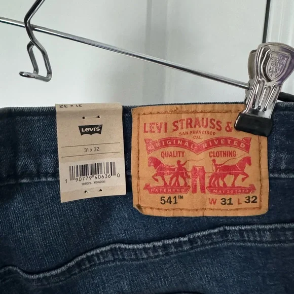 Levi’s Classic Blue Denim Jeans Athletic Taper - Picture 4 of 4